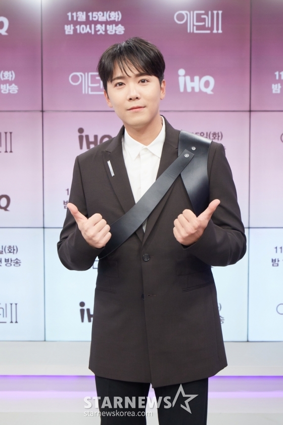 가수 이홍기가 15일 오후 온라인 생중계로 진행된 IHQ 예능 &#039;에덴2&#039; 제작발표회에 참석해 포즈를 취하고 있다. 남녀 출연진이 본능적으로 끌린 상대방의 조건을 하나씩 추리해가며 사랑을 찾는 연애 리얼리티 &#039;에덴2&#039;는 오늘(15일) 첫 방송된다. /사진제공=IHQ 2022.11.15ㅍ