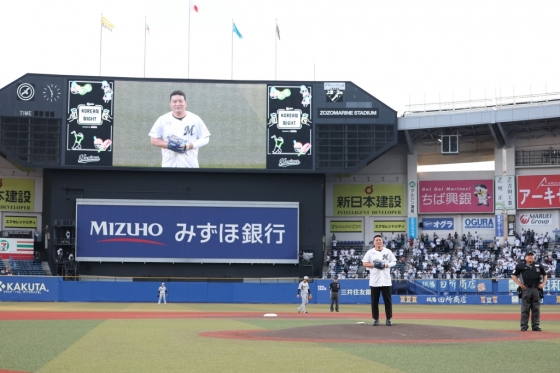 KBO 리그의 살아있는 레전드 김태균이 현역 시절 활약했던 지바 롯데 마린스 유니폼을 입은 채 시구 행사에 임하고 있다. /사진=지바 롯데 마린스 제공