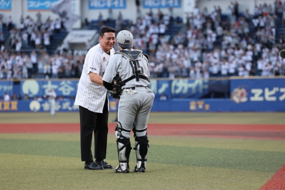 KBO 리그의 살아있는 레전드 김태균이 현역 시절 활약했던 지바 롯데 마린스 유니폼을 입은 채 시구 행사에 임하고 있다. /사진=지바 롯데 마린스 제공