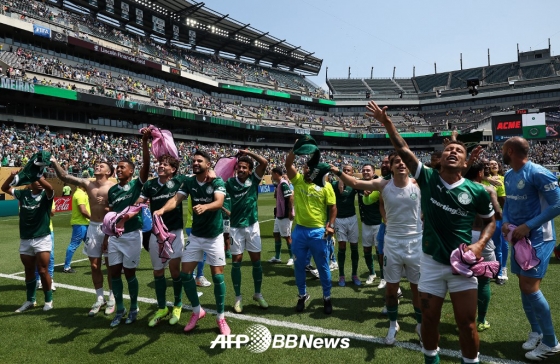 브라질 파우메이라스 선수들이 2025 국제축구연맹(FIFA) 클럽 월드컵 8강 진출 이후 팬들과 기뻐하고 있다. /AFPBBNews=뉴스1