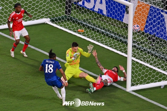 29일(한국시간) 미국 샬럿의 뱅크 오브 아메리카 스타디움에서 열린 2025 국제축구연맹(FIFA) 클럽 월드컵 16강 벤피카전에서 첼시 크리스토퍼 은쿤쿠의 골이 터지는 순간. /AFPBBNews=뉴스1