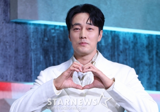 (서울=뉴스1) 권현진 기자 = 배우 소지섭이 5일 오전 서울 중구 장충로 앰버서더 서울 풀만 호텔에서 열린 넷플릭스 &#039;광장&#039; 제작발표회에 참석해 포즈를 취하고 있다.  ‘광장’은 스스로 아킬레스건을 자르고 광장 세계를 떠났던 남기준(소지섭)이 조직의 2인자였던 동생 남기석(이준혁)의 죽음으로 11년 만에 돌아와 복수를 위해 그 배후를 파헤치는 누아르 액션으로 오는 6일 첫 공개 예정이다. 2025.6.5/뉴스1  Copyright (C) 뉴스1. All rights reserved. 무단 전재 및 재배포,  AI학습 이용 금지. /사진=(서울=뉴스1) 권현진 기자
