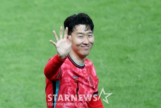 (서울=뉴스1) 이승배 기자 = 10일 오후 서울 마포구 상암동 서울월드컵경기장에서 열린 2026 국제축구연맹(FIFA) 북중미 월드컵 아시아 3차 예선 B조 10차전 대한민국과 쿠웨이트의 경기에서 4대0으로 승리한 대한민국 대표팀 선수들이 관중석을 향해 인사하고 있다.  한국은 6승 4무(승점 22)를 기록, 아직 최종전을 치르지 않은 2위 요르단(승점 16)과의 격차를 6점으로 벌리고 조 1위를 확정 지었다. 지난 6일 이라크전에서 2-0으로 승리, 11회 연속 월드컵 진출을 확정한 한국은 2연승과 함께 16년 만에 예선 무패를 달성했다. 2025.6.10/뉴스1  Copyright (C) 뉴스1. All rights reserved. 무단 전재 및 재배포,  AI학습 이용 금지. /사진=(서울=뉴스1) 이승배 기자
