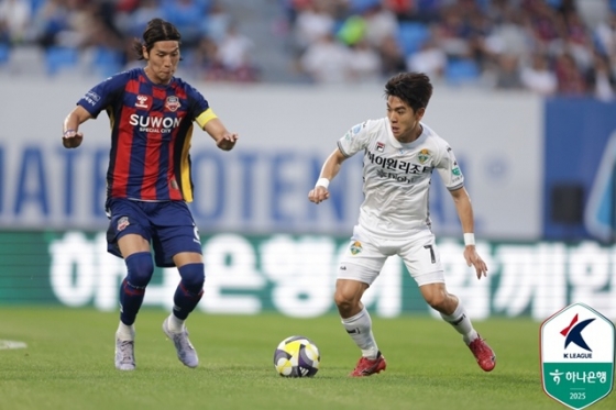 경기에 집중하는 김대원(오른쪽).  /사진=한국프로축구연맹 제공