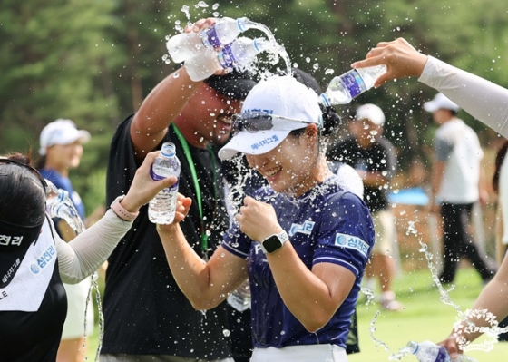 고지우(가운데)가 우승 확정 후 동료들에게 축하 물세례를 받고 있다. /사진=KLPGT 제공