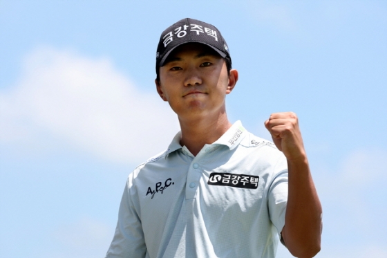 옥태훈이 29일 KPGA 투어 군산CC 오픈 최종라운드 2번 홀에서 칩인 이글을 달성하고 세리머니를 하고 있다. /사진=KPGA 제공