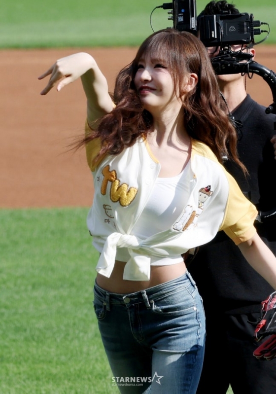 시구하는 리즈. /사진=김진경 대기자