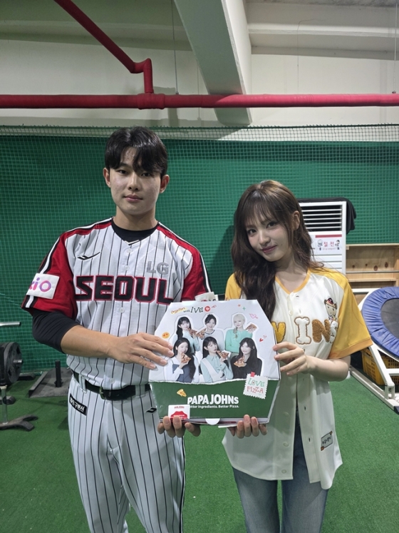 경기를 앞두고 기념촬영을 마친 김영우(왼쪽)와 리즈. /사진=LG 트윈스 제공