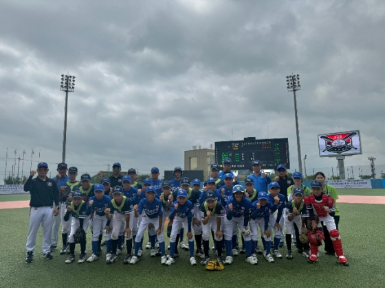 한국리틀야구 U-12 대표팀이 29일 세계리틀야구 아시아-퍼시픽&amp;중동지역 예선 3차전에서 대만을 꺾고 기념촬영을 하고 있다. /사진=한국리틀야구연맹 제공