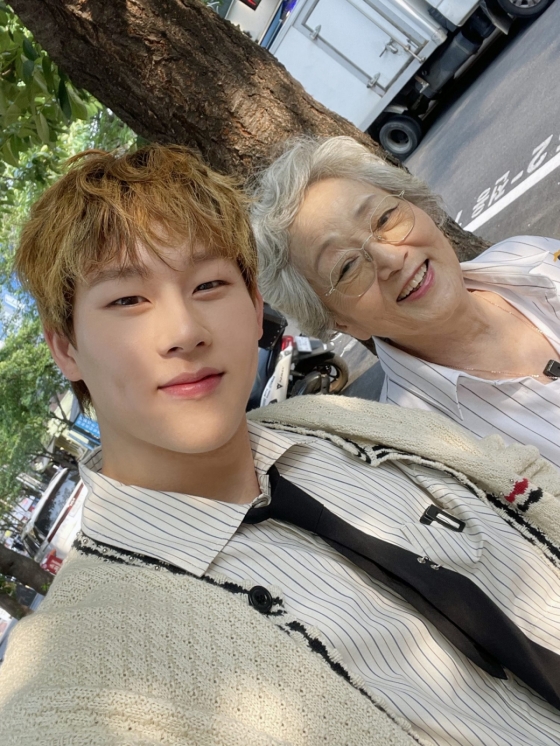 몬스타엑스 주헌과 배우 김영옥(오른쪽)/사진제공=스타쉽엔터테인먼트/ MBN &#039;동치미&#039;