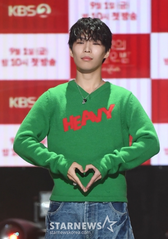 악뮤(AKMU)의 이찬혁, 이수현이29일 오후 서울 영등포구 여의도동 KBS신관 아트홀에서 열린 KBS2TV &#039;더 시즌즈-악뮤의 오날오밤&#039; 제작발표회에서 포즈를 취하고 있다.  &#039;더 시즌즈&#039;는 KBS 심야 음악 프로그램 최초로 ‘연간 프로젝트’라는 색다른 방식을 도입해, 2023년 한해 동안 네 명의 MC가 각자 자신의 이름을 건 시즌을 맡아 총 4시즌을 이어서 진행하는 뮤직 토크쇼로 전임 MC 박재범과 최정훈에 이어 세 번째 시즌의 MC로 악뮤가 출격한다. 내달 9월 1일 밤 10시 첫 방송. /사진=머니S 장동규 기자
