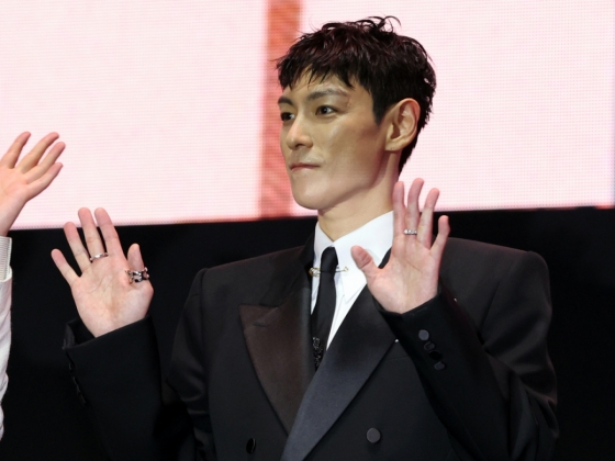 (서울=뉴스1) 황기선 기자 = 그룹 빅뱅 출신 배우 최승현(탑)이 28일 오후 서울광장에서 열린 오징어 게임 시즌3 글로벌 피날레 무대인사에서 손인사를 하고 있다. 2025.6.28/뉴스1  Copyright (C) 뉴스1. All rights reserved. 무단 전재 및 재배포,  AI학습 이용 금지. /사진=(서울=뉴스1) 황기선 기자
