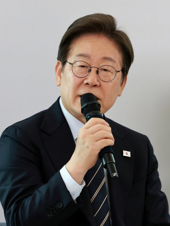 [서울=뉴시스] 고범준 기자 = 이재명 대통령이 30일 서울 용산 대통령실 파인그라스에서 열린 문화예술계 수상자 간담회에서 발언하고 있다. 2025.06.30. bjko@newsis.com /사진=고범준