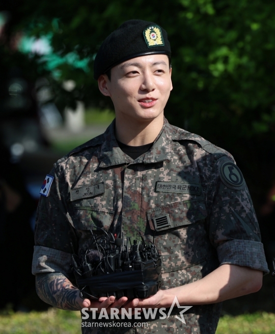 (연천=뉴스1) 권현진 기자 = 방탄소년단(BTS)의 정국이 11일 오전 경기도 연천군 연천공설운동장에서 전역 인사를 하고 있다.   정국과 지민은 지난 2023년 12월 입대해 경기도 연천에 위치한 육군 제5보병사단에서 약 1년 7개월간 병역의 의무를 성실히 수행했다. 2025.6.11/뉴스1  Copyright (C) 뉴스1. All rights reserved. 무단 전재 및 재배포,  AI학습 이용 금지. /사진=(연천=뉴스1) 권현진 기자