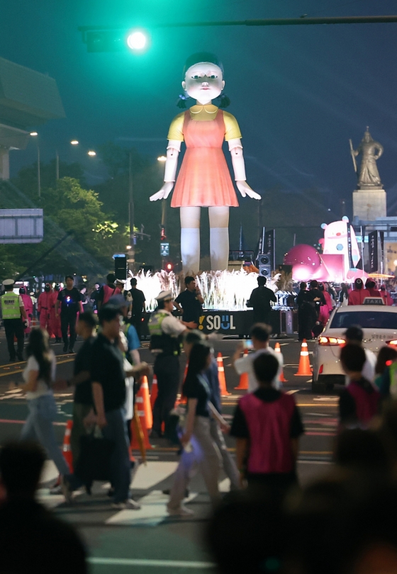 [서울=뉴시스] 권창회 기자 = 28일 서울 중구 서울시청 인근에서 2025 K콘텐츠 서울여행주간 오징어게임 퍼레이드 행사가 열리고 있다. 2025.06.28. kch0523@newsis.com /사진=권창회
