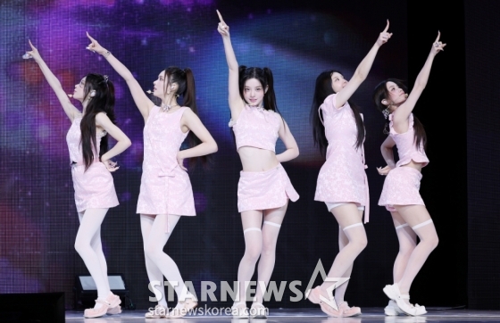 그룹 아일릿이 16일 서울 광진구 예스24 라이브홀에서 진행된 미니 3집 앨범 &#039;bomb&#039; 발매 기념 쇼케이스에서 멋진 무대를 선보이고 있다. /2025.06.16 /사진=김휘선 hwijpg@