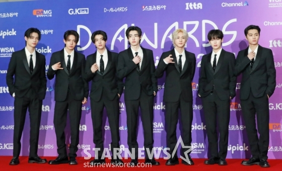 그룹 엔하이픈이 22일 오후 서울 성북구 고려대학교 화정체육관에서 진행된 제1회 디 어워즈&#039; 레드카펫 행사에 참석해 포즈를 취하고 있다. /2025.02.22 /사진=이동훈 photoguy@