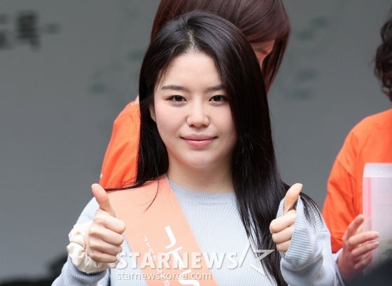 (서울=뉴스1) 김성진 기자 = 배우 조혜정이 3일 서울 중구 명동 하나플레이파크에서 열린 전쟁 내전 재난 빈곤 아이돕기 길벗 JTS 거리모금 캠페인에 참석해 엄지척을 하고 있다. 2025.5.3/뉴스1  Copyright (C) 뉴스1. All rights reserved. 무단 전재 및 재배포,  AI학습 이용 금지. /사진=(서울=뉴스1) 김성진 기자