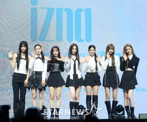 걸그룹 이즈나(izna)가 첫 번째 미니앨범 'N/a' 쇼케이스에 참석해 포즈를 취하고 있다. 이즈나는 엠넷 걸그룹 데뷔 서바이벌 '아이랜드2'에서 전 세계 217개 국가 및 지역 글로벌 K-POP 팬들의 선택을 받아 탄생한 걸그룹이다. 2024.11.25 /사진=김창현 chmt@