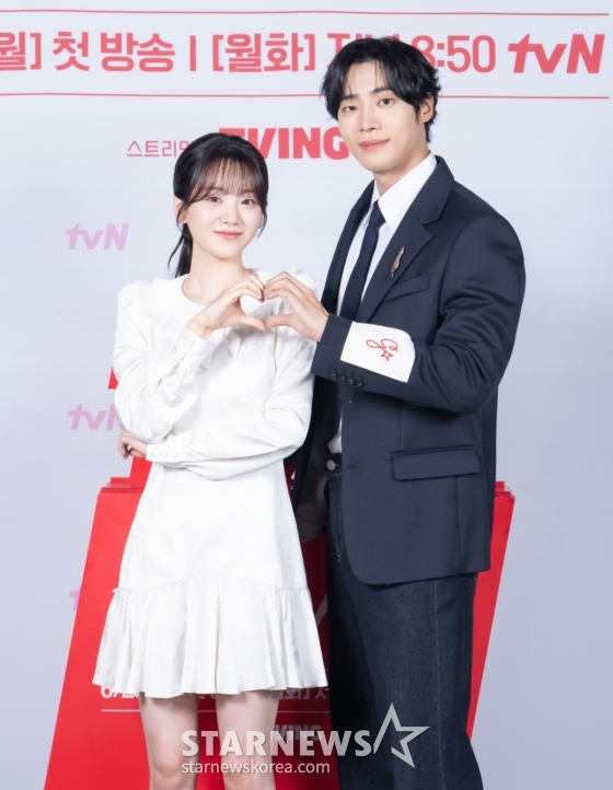 배우 조이현, 추영우가 17일 온라인으로 진행된 tvN 월화드라마 &#039;견우와 선녀&#039; 제작발표회에 참석해 포즈를 취하고 있다.  죽을 운명을 가진 소년과 이를 막으려는 MZ무당 소녀, 열여덟 청춘들의 거침없는 첫사랑 구원 로맨스 &#039;견우와 선녀&#039;는 오는 23일 첫 방송된다. /사진제공=tvN 2025.06.17 /사진=이동훈 photoguy@