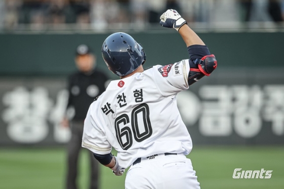 롯데 박찬형이 지난달 27일 사직 KT전에서 데뷔 첫 홈런을 터트리고 그라운드를 돌고 있다. /사진=롯데 자이언츠 제공 