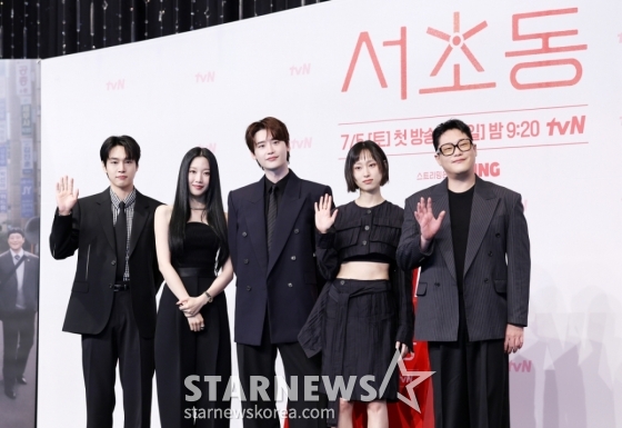 배우 강유석, 문가영, 이종석, 류혜영, 임성재가 1일 서울 영등포구 더링크서울 트리뷰트포트폴리오 호텔에서 열린 tvN 새 토일드라마 &#039;서초동&#039; 제작발표회에 참석해 포즈를 취하고 있다. /2025.07.01 /사진=김휘선 hwijpg@