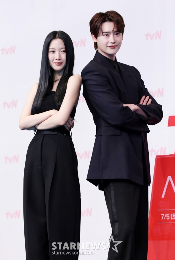 배우 문가영, 이종석이 1일 서울 영등포구 더링크서울 트리뷰트포트폴리오 호텔에서 열린 tvN 새 토일드라마 &#039;서초동&#039; 제작발표회에 참석해 포즈를 취하고 있다. /2025.07.01 /사진=김휘선 hwijpg@