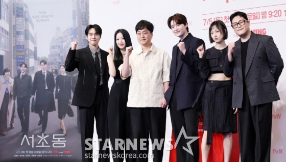 배우 강유석, 문가영, 박승우 감독, 배우 이종석, 류혜영, 임성재가 1일 서울 영등포구 더링크서울 트리뷰트포트폴리오 호텔에서 열린 tvN 새 토일드라마 &#039;서초동&#039; 제작발표회에 참석해 포즈를 취하고 있다. /2025.07.01 /사진=김휘선 hwijpg@