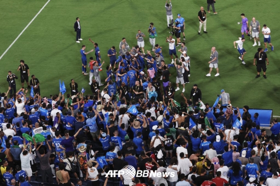 1일(한국시간) 미국 올랜도 캠핑 월드 스타디움에서 열린 2025 국제축구연맹(FIFA) 클럽 월드컵 16강전에서 연장 접전 끝에 맨체스터 시티를 꺾고 8강에 오르자 기뻐하고 있는 알힐랄 선수들과 팬들. /AFPBBNews=뉴스1