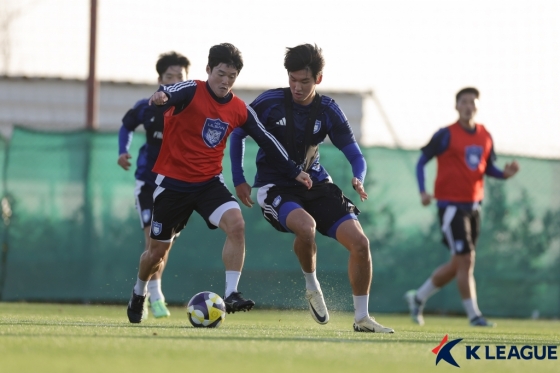 지난 1월 울산 HD 동계 훈련에 참가한 정성빈(오른쪽)의 모습. /사진=한국프로축구연맹 제공