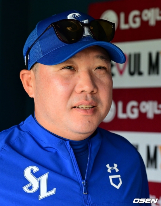 기자들과 만나 대화를 나누고 있는 박진만 감독.