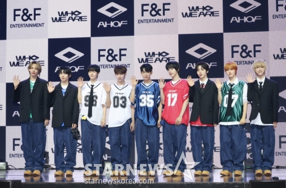 그룹 아홉(AHOF)이 1일 오후 서울 광진구 예스24라이브홀에서 진행된 첫 번째 미니앨범 &#039;WHO WE ARE&#039;(후 위 아) 발매기념 쇼케이스에서 포즈를 취하고 있다.  앨범에는 타이틀곡 &#039;그곳에서 다시 만나기로 해&#039;(Rendezvous)를 비롯해 &#039;소년, 무대 위로 넘어지다&#039;(Intro), &#039;파랑 학교, 초록 잔디, 빨간 운동화&#039;, &#039;미완성은 아닐거야&#039;, &#039;우주 최고의 꼴찌&#039;, &#039;아홉, 우리가 빛나는 숫자&#039;(Outro)까지 총 6곡이 수록됐다. /2025.07.01 /사진=이동훈 photoguy@