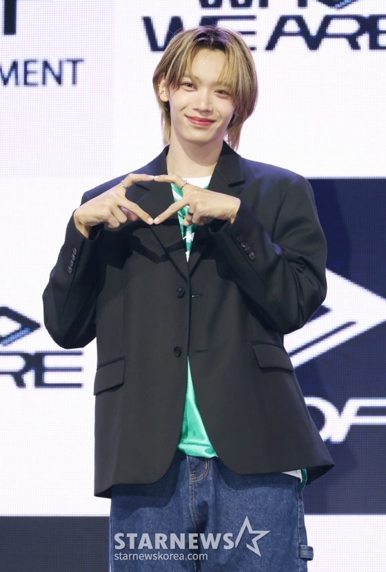 그룹 아홉(AHOF) 장슈아이보가 1일 오후 서울 광진구 예스24라이브홀에서 진행된 첫 번째 미니앨범 &#039;WHO WE ARE&#039;(후 위 아) 발매기념 쇼케이스에서 포즈를 취하고 있다.  앨범에는 타이틀곡 &#039;그곳에서 다시 만나기로 해&#039;(Rendezvous)를 비롯해 &#039;소년, 무대 위로 넘어지다&#039;(Intro), &#039;파랑 학교, 초록 잔디, 빨간 운동화&#039;, &#039;미완성은 아닐거야&#039;, &#039;우주 최고의 꼴찌&#039;, &#039;아홉, 우리가 빛나는 숫자&#039;(Outro)까지 총 6곡이 수록됐다. /2025.07.01 /사진=이동훈 photoguy@