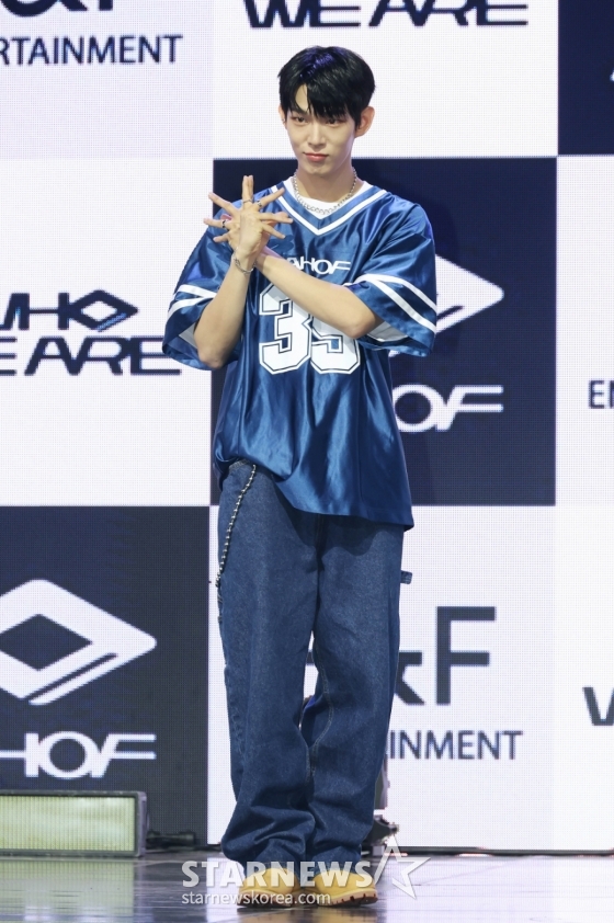 그룹 아홉(AHOF) 스티븐이 1일 오후 서울 광진구 예스24라이브홀에서 진행된 첫 번째 미니앨범 &#039;WHO WE ARE&#039;(후 위 아) 발매기념 쇼케이스에서 포즈를 취하고 있다.  앨범에는 타이틀곡 &#039;그곳에서 다시 만나기로 해&#039;(Rendezvous)를 비롯해 &#039;소년, 무대 위로 넘어지다&#039;(Intro), &#039;파랑 학교, 초록 잔디, 빨간 운동화&#039;, &#039;미완성은 아닐거야&#039;, &#039;우주 최고의 꼴찌&#039;, &#039;아홉, 우리가 빛나는 숫자&#039;(Outro)까지 총 6곡이 수록됐다. /2025.07.01 /사진=이동훈 photoguy@