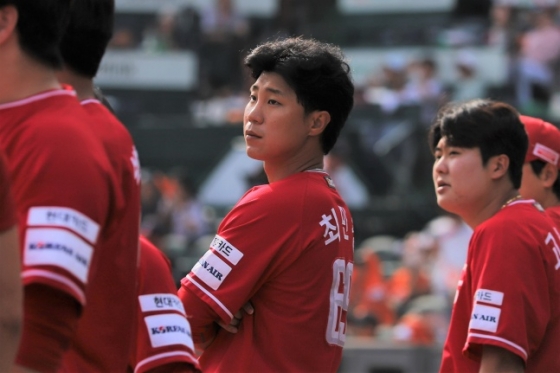 SSG 시절 최민창(가운데). /사진=SSG 랜더스 제공
