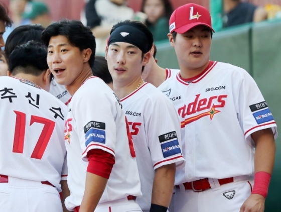 SSG 시절 최민창(왼쪽에서 2번째). /사진=SSG 랜더스 제공