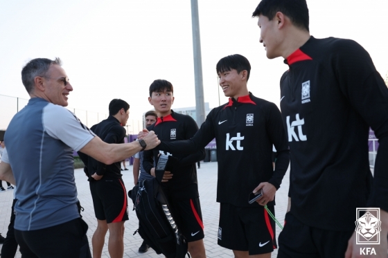 파울루 벤투 감독과 만난 대한민국 국가대표팀 선수들. 왼쪽부터 황인범, 정우영, 김민재. /사진=대한축구협회 제공