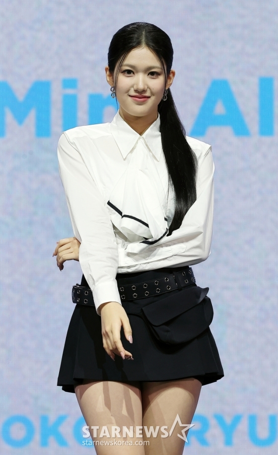 (서울=뉴스1) 김진환 기자 = 걸그룹 izna(이즈나)의 윤지윤이 25일 오후 서울 광진구 예스24라이브홀에서 열린 첫 번째 미니앨범 ‘N/a’ 발매 기념 쇼케이스에서 포즈를 취하고 있다.   이즈나는 Mnet 걸그룹 데뷔 서바이벌 ‘아이랜드2’를 통해 데뷔하며, 타이틀곡 &#039;IZNA&#039;는 세상 모두를 놀라게 하겠다는 포부를 느낄 수 있는 곡이다. 2024.11.25/뉴스1  Copyright (C) 뉴스1. All rights reserved. 무단 전재 및 재배포,  AI학습 이용 금지. /사진=(서울=뉴스1) 김진환 기자