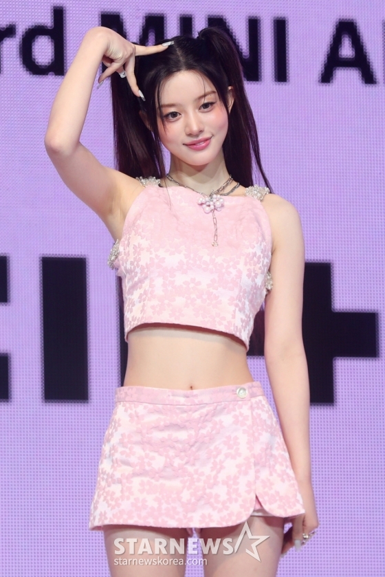 [서울=뉴시스] 김혜진 기자 = 그룹 아일릿(ILLIT) 민주가 세 번째 미니앨범 &#039;밤(bomb)&#039; 발매 기념 쇼케이스에서 포즈를 취하고 있다. 2025.06.16. jini@newsis.com /사진=김혜진