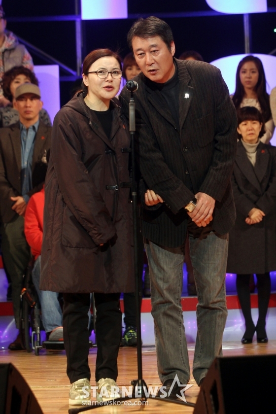 4일 오후 서울 신촌동 연세대학교 100주년 기념관에서 열린 탈북자 강제 북송 반대 콘서트 &#039;크라이 위드 어스(Cry with us)&#039;  이날 콘서트에서 연예인들은 중국 정부에 탈북자를 강제로 북한으로 송환하지 말라는 내용의 선언물을 한국어, 영어, 중국어로 발표한다. /사진=박용훈 인턴기자 yh01@