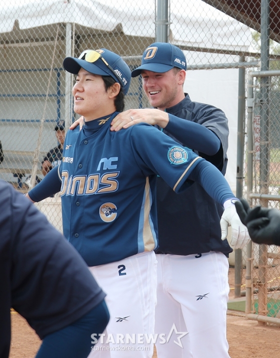 NC 다이노스 박민우(왼쪽)와 라일리. /사진=김진경 대기자