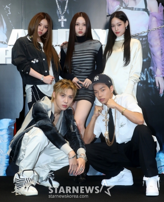 [서울=뉴시스] 김혜진 기자 = 신인 혼성 그룹 올데이 프로젝트(윗줄 왼쪽부터 베일리, 영서, 애니, 우찬, 타잔)가 23일 오후 서울 강남구 일상비일상의틈byU+에서 열린 ALLDAY PROJECT(올데이 프로젝트) 데뷔 기념 팝업 스토어 오픈 행사에서 포즈를 취하고 있다. 2025.06.23. jini@newsis.com /사진=김혜진