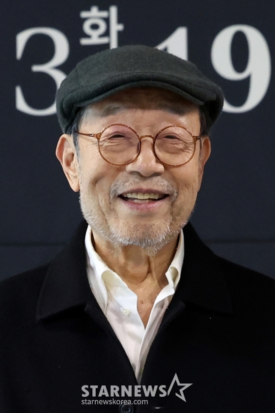 [서울=뉴시스] 박진희 기자 = 연극 &#039;고도를 기다리며&#039; 특별 기부 공연 배우 신구가 23일 서울 종로구 예술가의집에서 기자간담회를 마치고 사진촬영을 하고 있다. 이번 공연은 두 배우의 마지막 동반 무대로 5월 13일 국립극장 달오름극장에서 단 하루 진행된다. 공연 티켓 수익금은 ‘자신만의 고도’를 기다리는 청년 연극인들을 지원하기 위한 연극내일기금으로 전액 기부된다. 2025.04.23. pak7130@newsis.com /사진=박진희