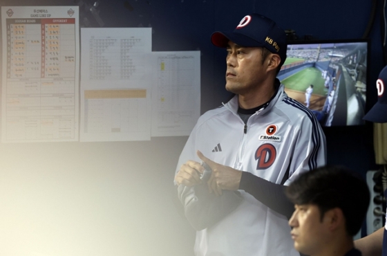 경기를 지켜보고 있는 조성환 대행. /사진=두산 베어스
