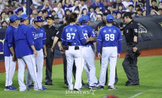 삼성 코치진들이 모두 합세해 박진만 감독을 말리고 있다. /사진=김진경 대기자