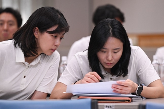신한은행 최윤아 감독(오른쪽)과 이경은 코치. /사진=WKBL 제공 