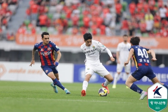서민우(가운데). /사진=한국프로축구연맹 제공