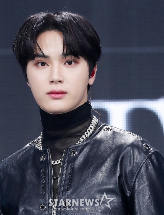 그룹 더보이즈(THE BOYZ) 주학년이 20일 오후 서울 광진구 예스24 라이브홀에서 진행된 미니 8집 &#039;비 어웨이크(BE AWAKE)&#039; 발매 기념 쇼케이스에 참석해 포즈를 취하고 있다.  더보이즈의 이번 앨범에는 타이틀곡 &#039;로어(ROAR)&#039;를 포함해 총 6개 신곡이 수록됐다. 2023.02.20