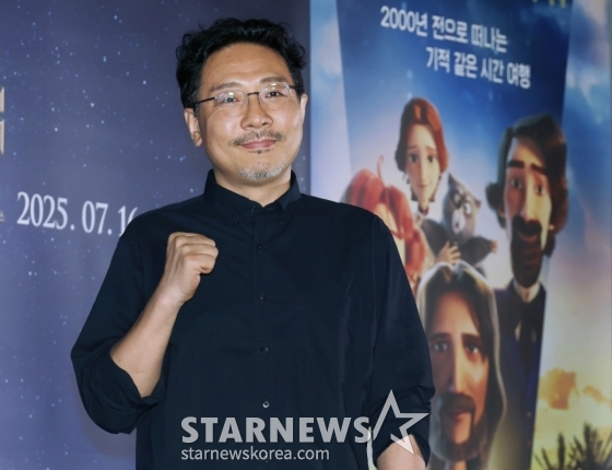 애니메이션 &#039;킹 오브 킹스&#039;의 장성호 감독이 2일 오후 서울 CGV용산아이파크몰에서 진행된 시사회에서 포즈를 취하고 있다.  &#039;킹 오브 킹스&#039;는 영국의 뛰어난 작가 찰스 디킨스가 막내아들 월터와 함께 2000년 전 가장 위대한 이야기 속으로 떠나는 여행을 그린 글로벌 흥행작 K-애니메이션으로 오는 16일 개봉한다. /2025.07.02 /사진=이동훈 photoguy@