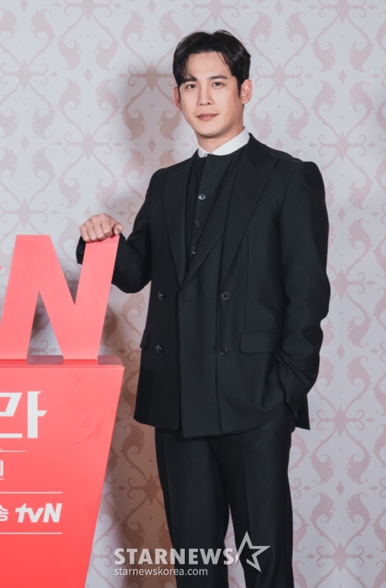 배우 박기웅이 7일 오후 온라인 생중계로 진행된 tvN 새 드라마 &#039;판도라 : 조작된 낙원&#039; 제작발표회에 참석해 포즈를 취하고 있다.  누구나 부러워하는 인생을 사는 여성이 잃어버렸던 과거의 기억을 회복하면서 자신의 운명을 멋대로 조작한 세력을 응징하기 위해 펼치는 복수극 &#039;판도라 : 조작된 낙원&#039;은 오는 11일 첫 방송된다. /사진제공=CJENM 2023.03.07